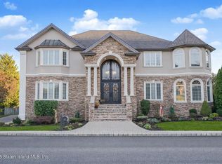 75 Utopia Ct, Staten Island, NY 10304