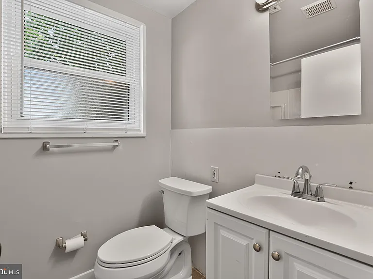 1539 Reservoir Ave — Photo 16