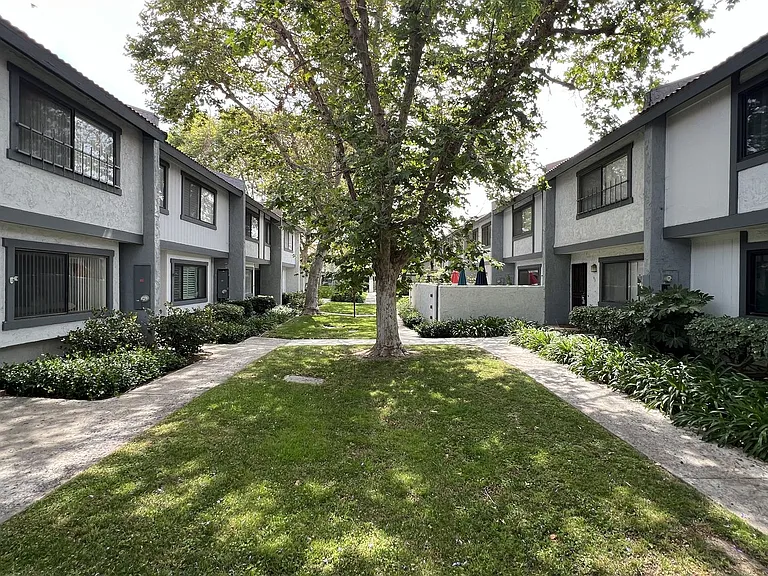 1910 W Palmyra Ave #92 — Photo 2