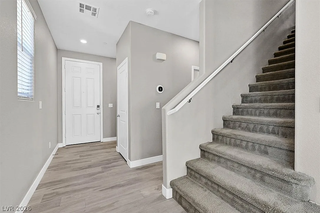 5 bed, 4.0 bath, 2467 sqft, $3,600 — Photo 2