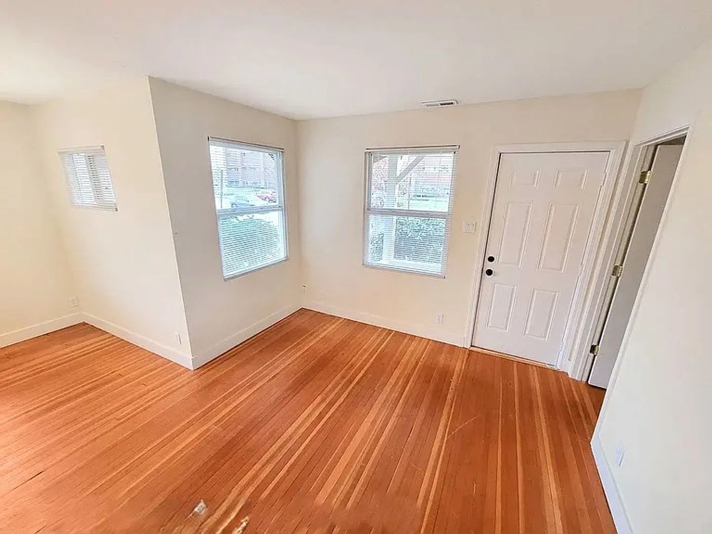 Coming Soon! - Adorable 2bed/1bath Auburn Home On Main St. — Photo 2