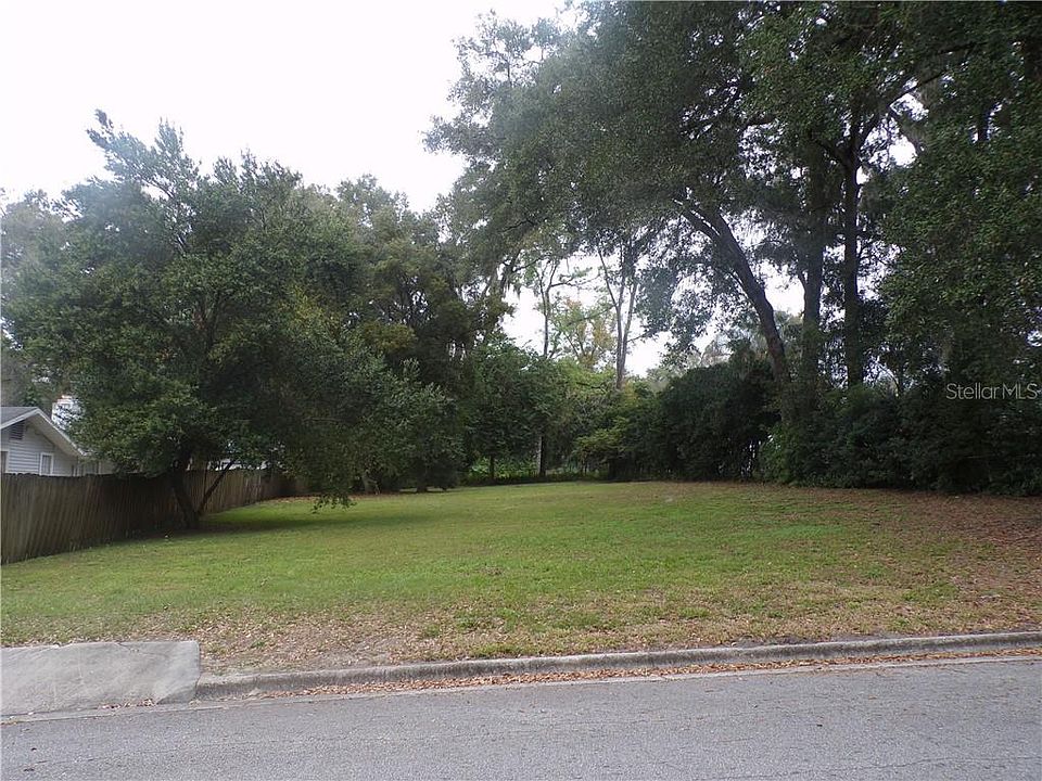 1st image of 821 E 8th St