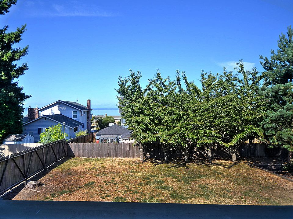 Very Large Backyard! View of Sound & Mountains.. Beautiful Sunsets! 