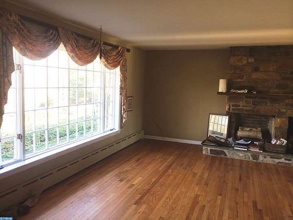3rd image of 111 Lakeview Dr