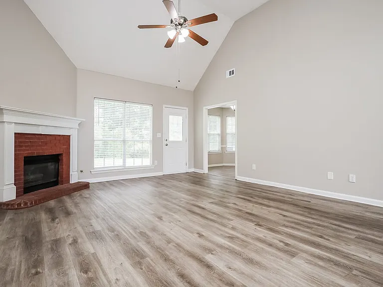 115 Syracuse Ln — Photo 4