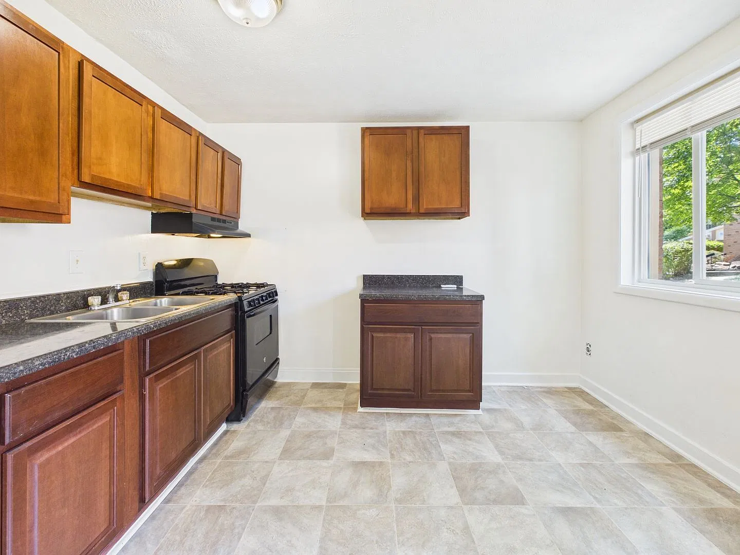 Forest Square Apartments — Photo 3