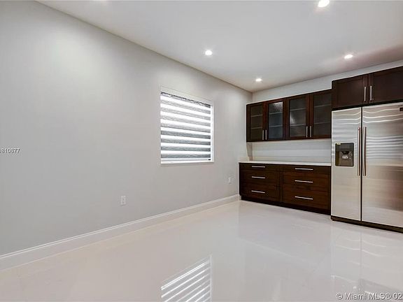 4th image of 1402 SE 9th Ct #1402