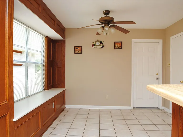 2711 Amaranth Dr — Photo 2