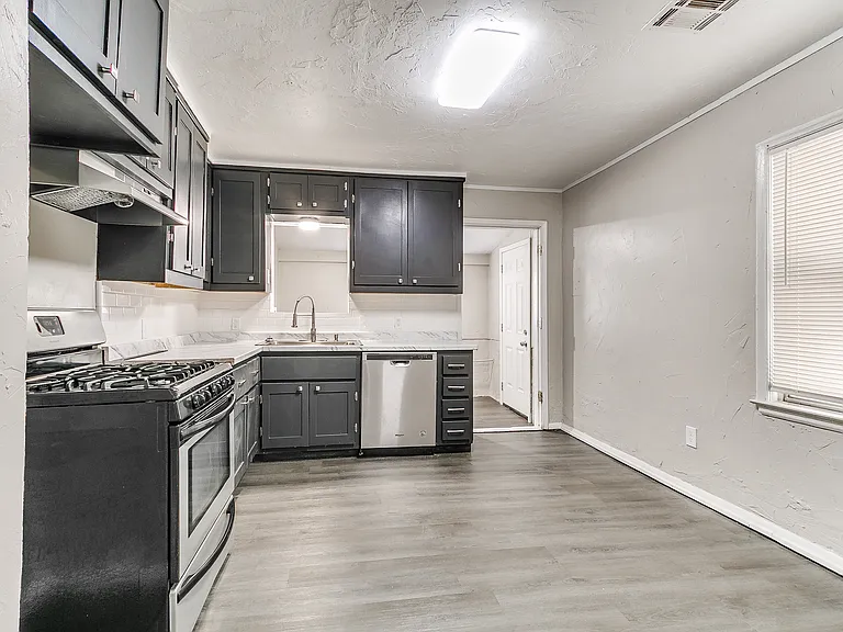 220 E Jacobs Dr — Photo 15