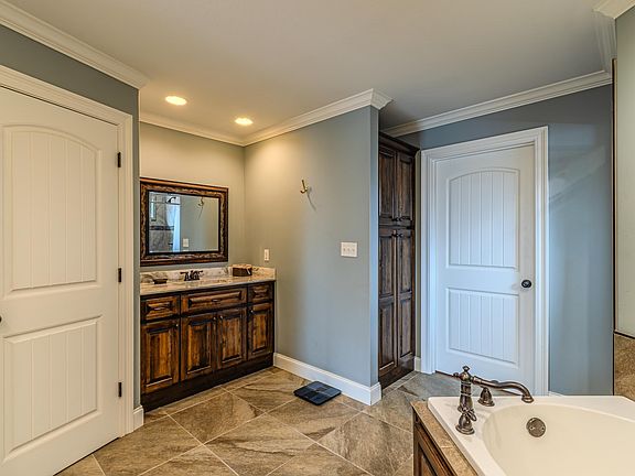 4th image of 4600 Glen Echo Dr
