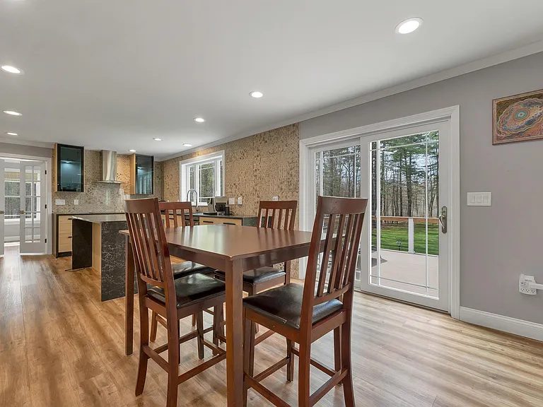 40 Mary Ann Ave — Photo 32