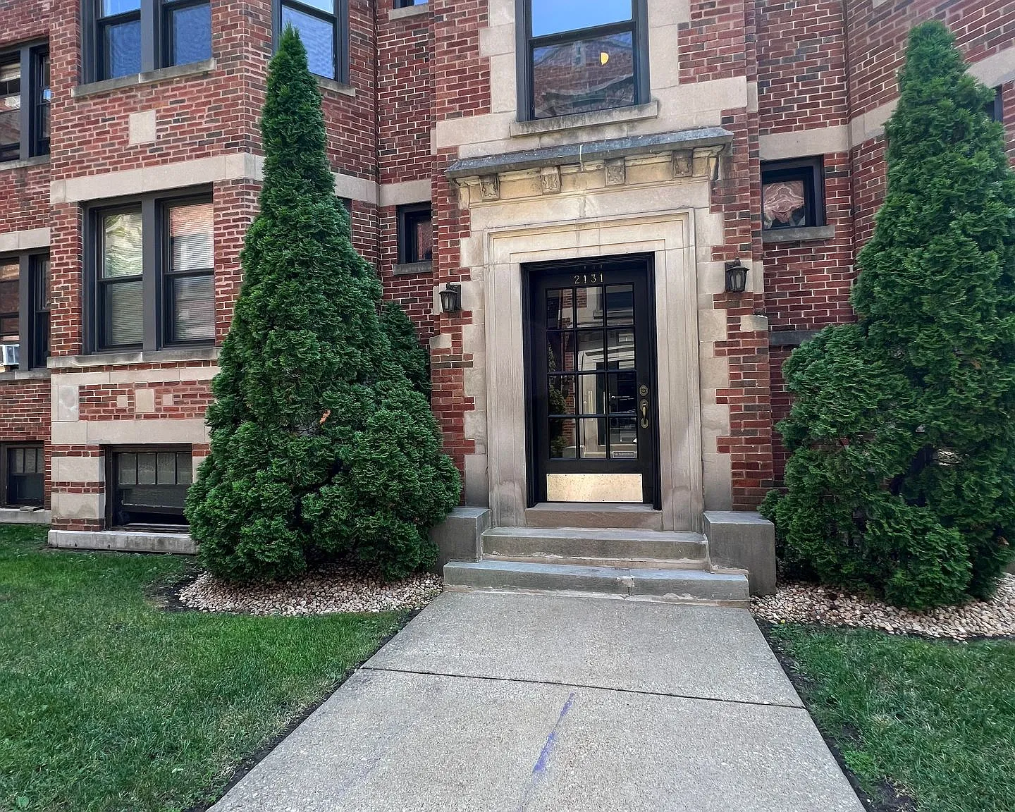 2121 — Photo 2