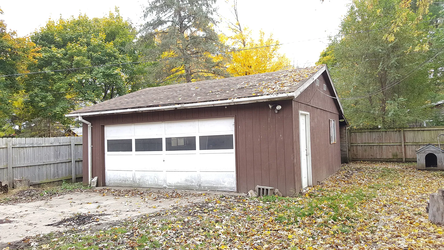 1030 E Hamburg St photo 1