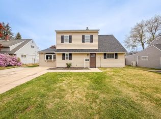 70 Huckleberry Ln, Levittown, PA 19055