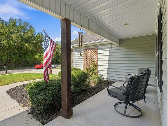 4th image of 416 South Oaks Dr.