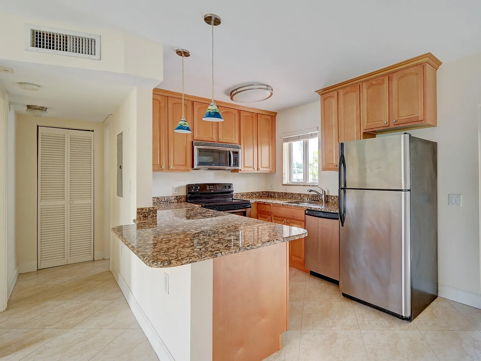 1 bed, 1.0 bath, 700 sqft, $1,600 — Photo 2
