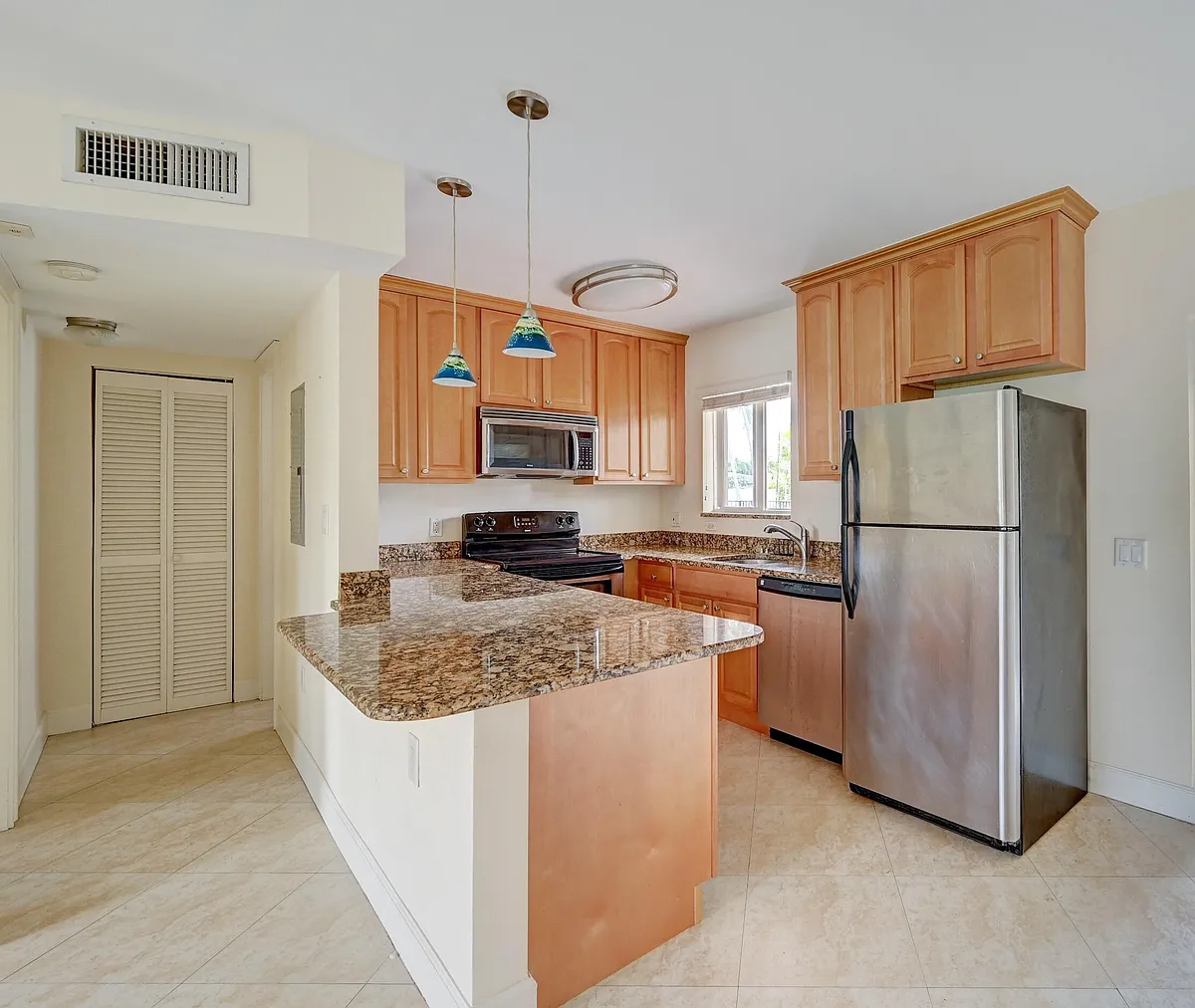 Building Photo - 410 SW 15th St #105