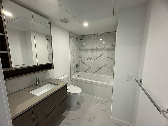 3rd image of 823 Carnarvon St #2