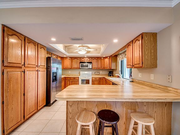 3rd image of 11093 Orangewood Dr