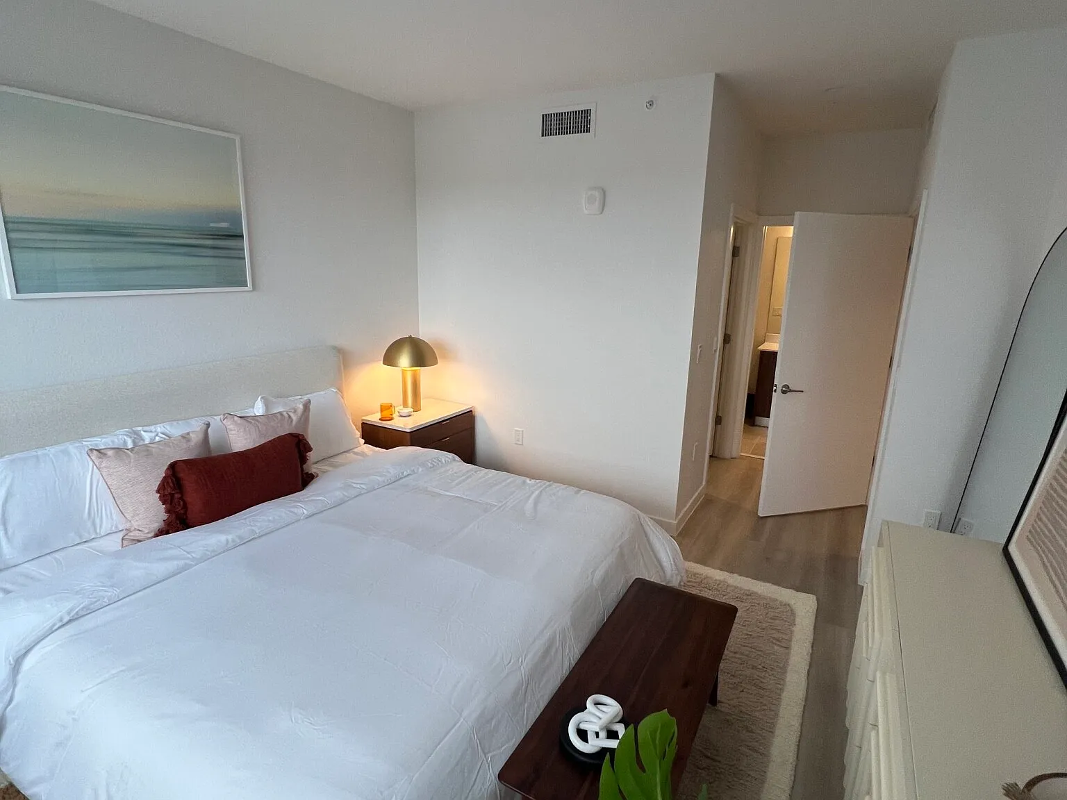 1 bed, 1.0 bath, 699 sqft, $2,072 — Photo 2