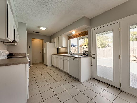 4th image of 2801 Meadow Park Dr