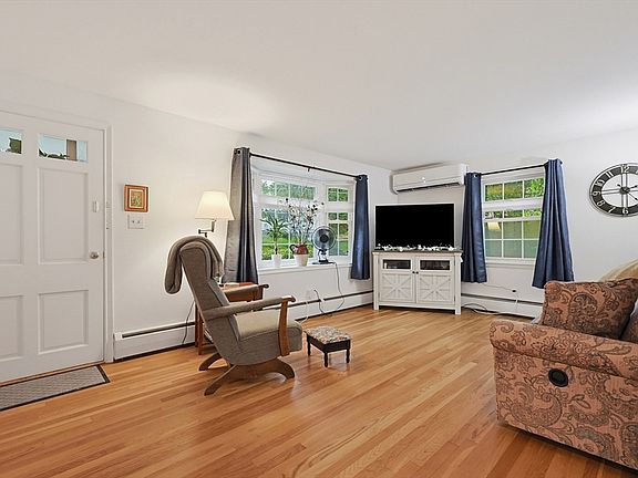 5th image of 32 Saratoga Dr