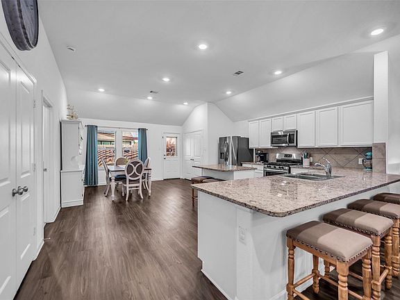 3rd image of 4823 Chestnut Valley Ln