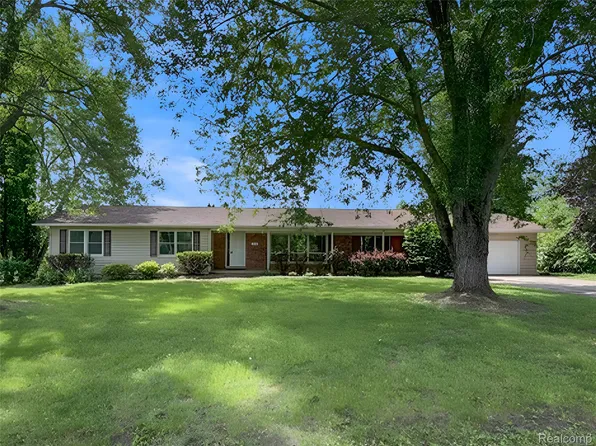 140 Darwin Rd, Pinckney, MI 48169
