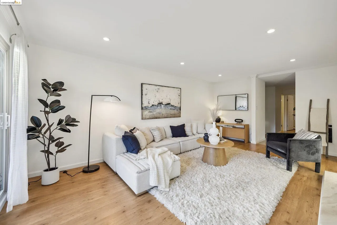 2 bed, 1005 sqft, $3,225 — Photo 4