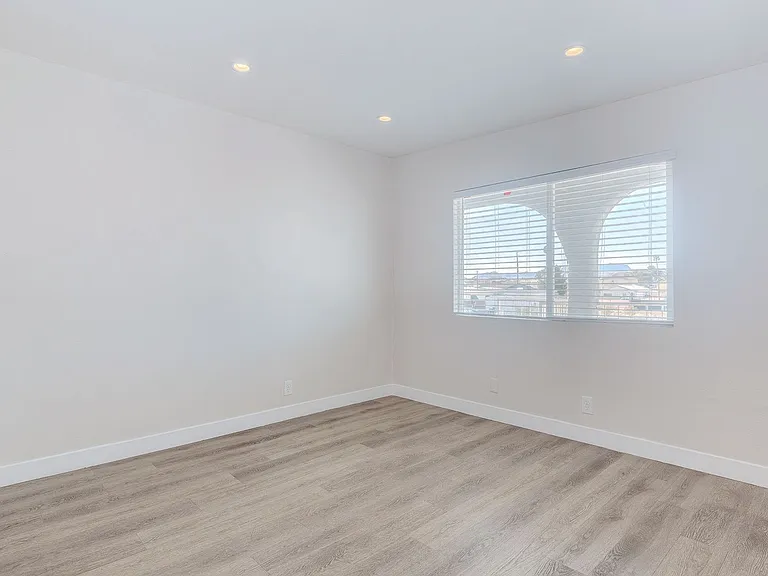 471 Jefferson Blvd — Photo 12