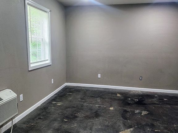 5th image of 143 Ellis Ave