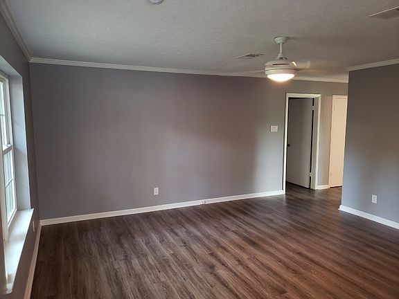 3rd image of 1060 Elaine Dr