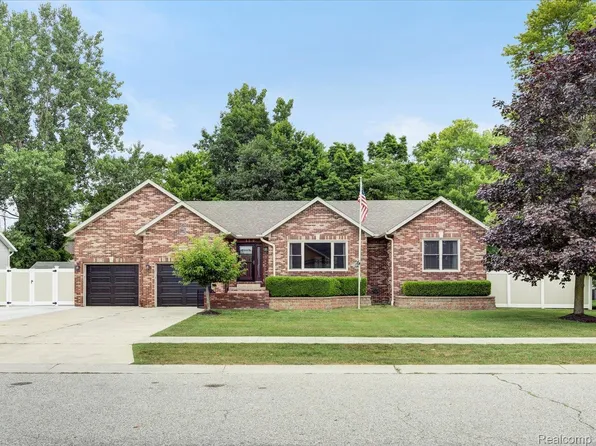 5652 N Lake Dr, Smiths Creek, MI 48074