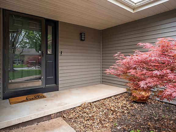 5th image of 303 Raintree Street