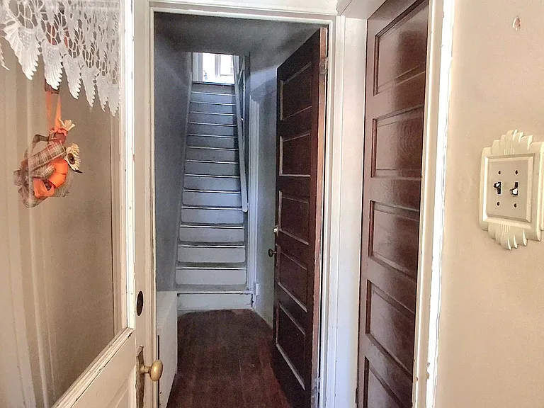 959 E Philadelphia St — Photo 4