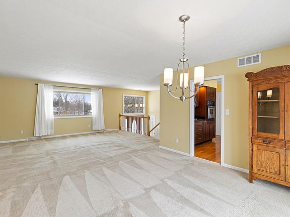 4th image of 195 Balsam Ct