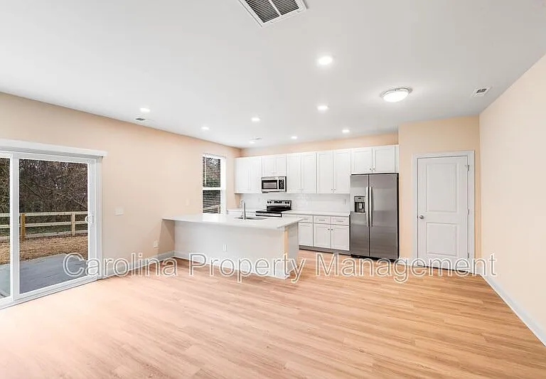645 Brookwood St #B — Photo 9