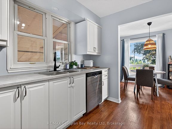 5th image of 1060 Harbourview Dr