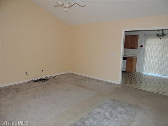 4th image of 218 Lucan Dr