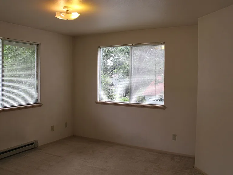 950 SE Ireland St — Photo 8