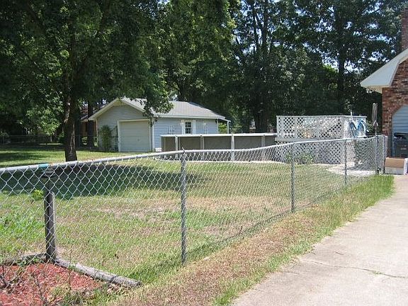 Detached workshop/gargage/pool & deck