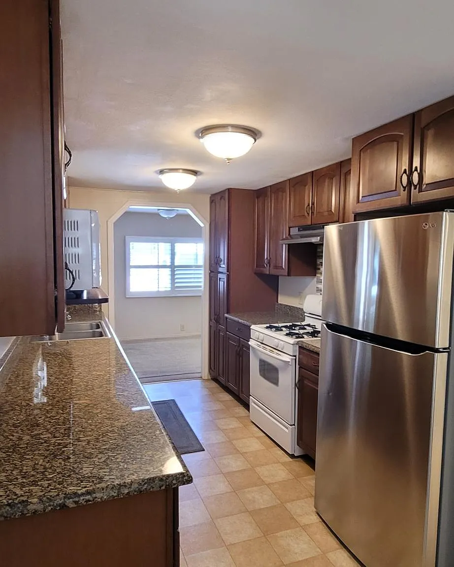 210 Manor Ct — Photo 2