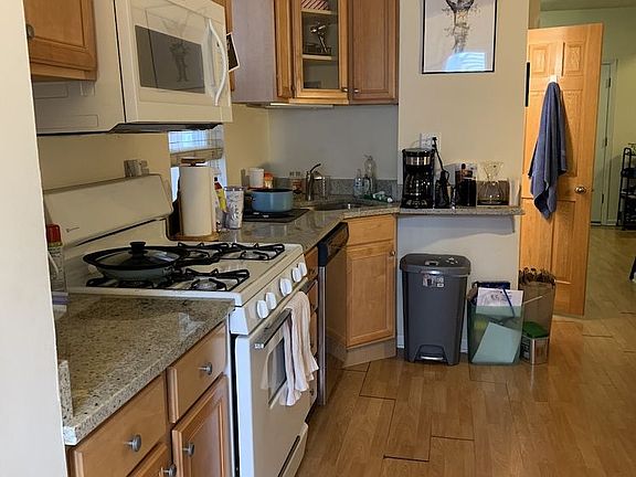 3rd image of 2513 N Southport Ave APT 1R