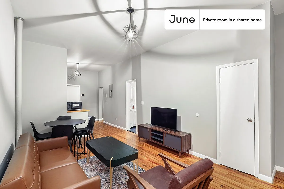 Full bedroom in 4 bed/2 bath home in Williamsburg #691 B — Photo 2