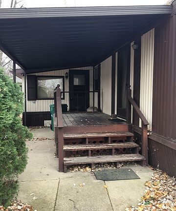 3rd image of 611 Carriage Lane Est