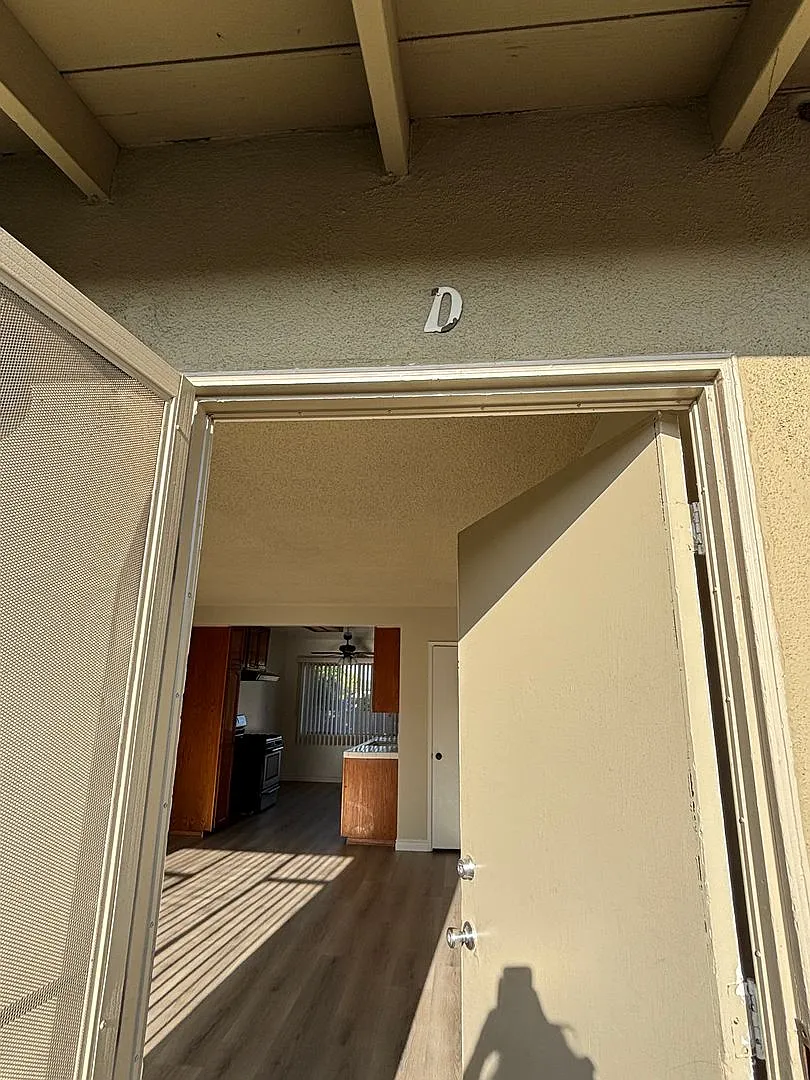 Charming 2-Bedroom Apartment with Mountain Views in Monrovia — Photo 3