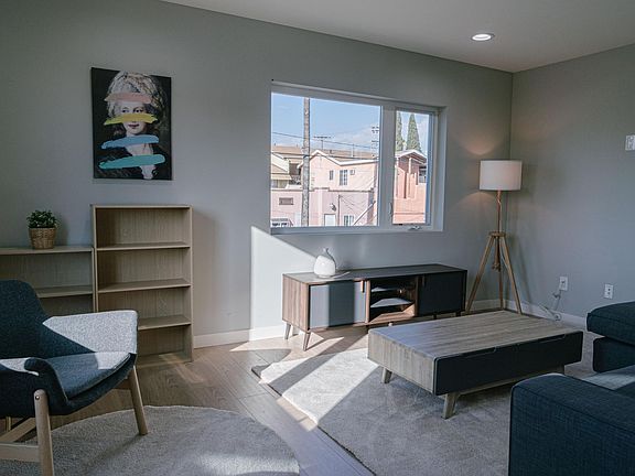 4th image of 4986 Romaine St #1/2