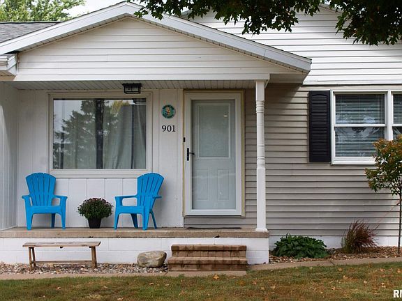 2nd image of 901 Oakwood Dr