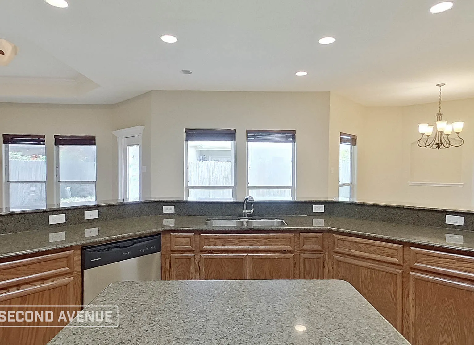 3 bed, 2.0 bath, 1940 sqft, $1,995 — Photo 4