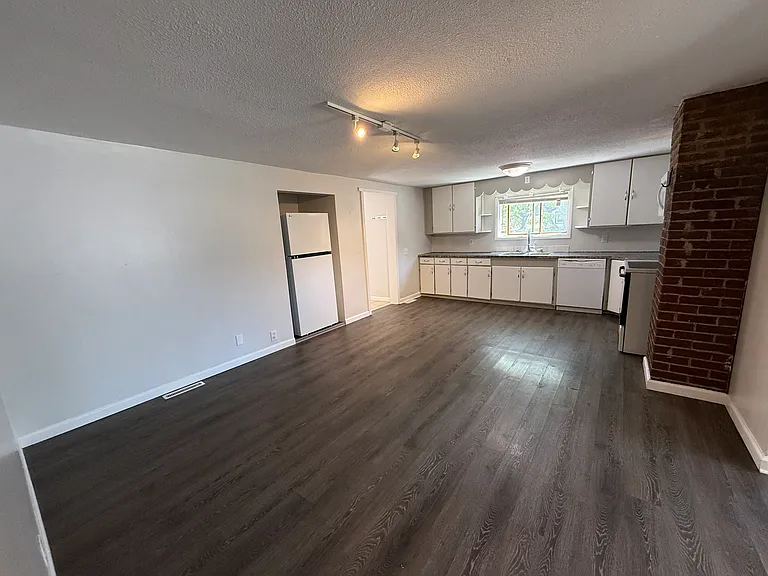 403 Division St — Photo 11